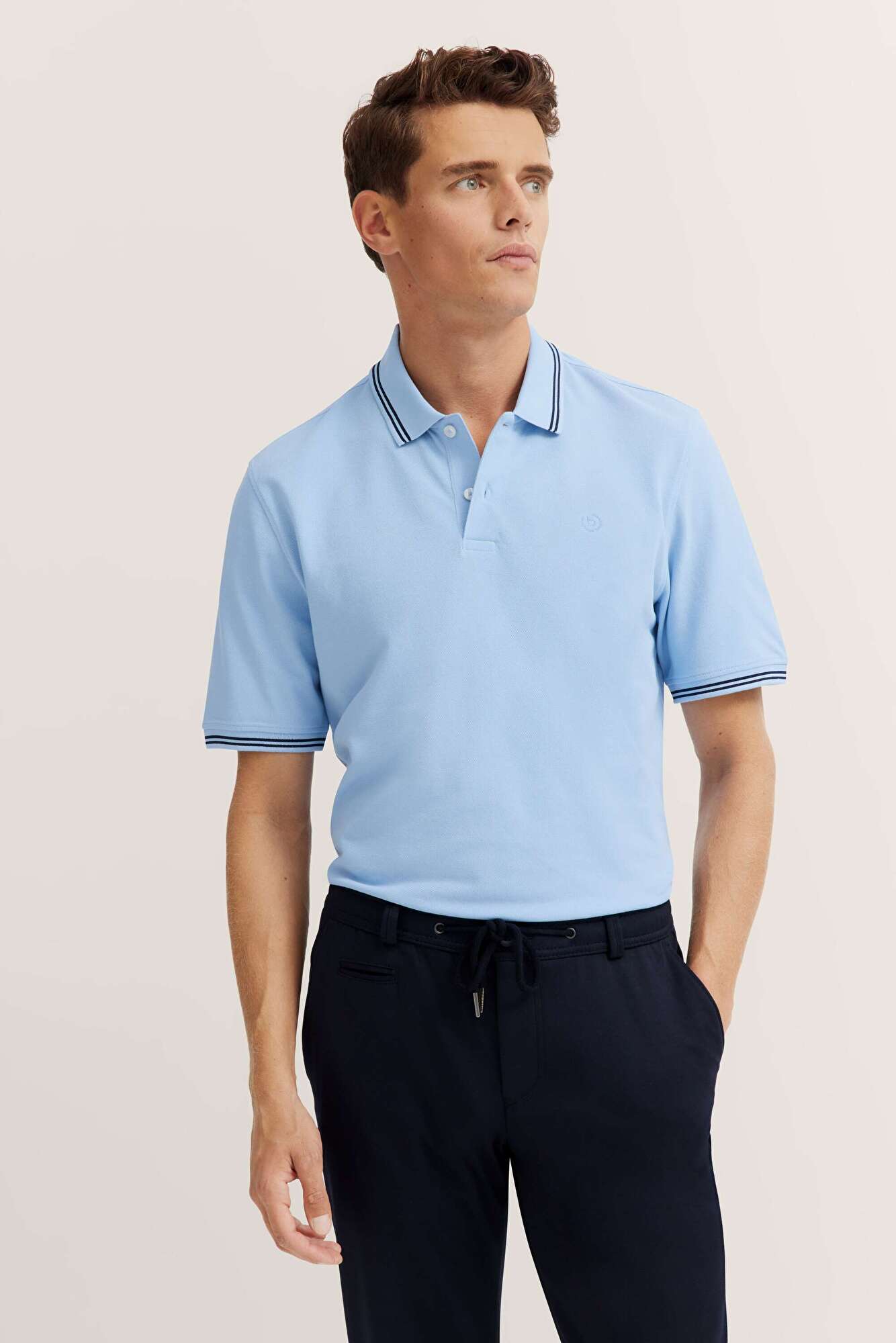 Polo mit Kontraststreifen und Bruststickerei in hellblau - Ansicht: Model Front