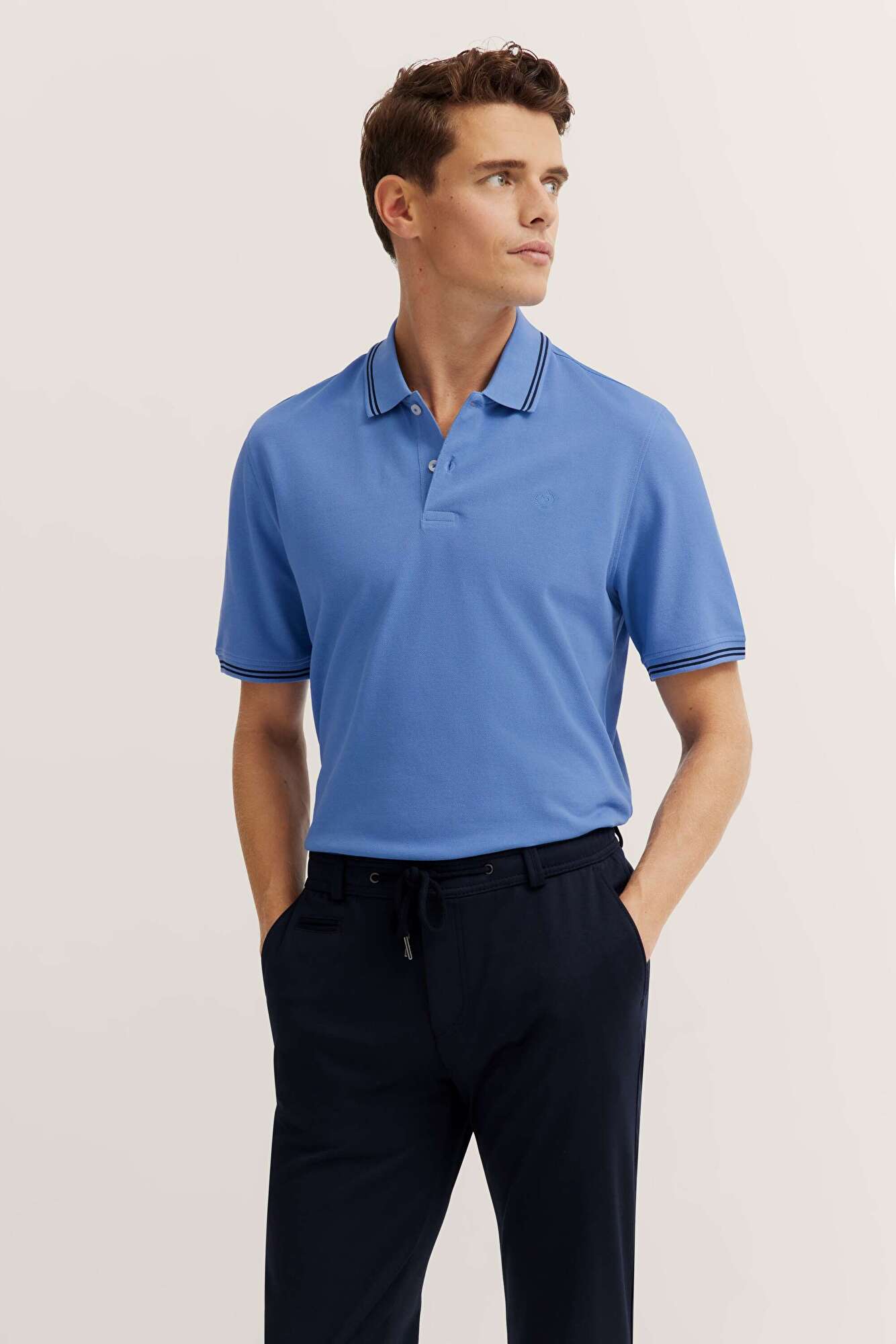 Polo mit Kontraststreifen und Bruststickerei in blaugrau - Ansicht: Model Front