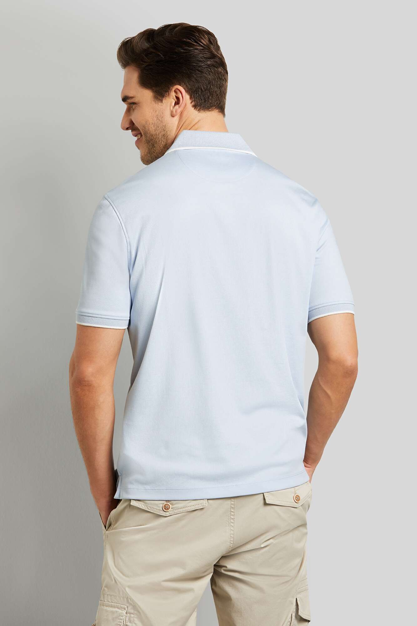 hellblau mit abgesetzten in farblich Details bugatti | Poloshirt