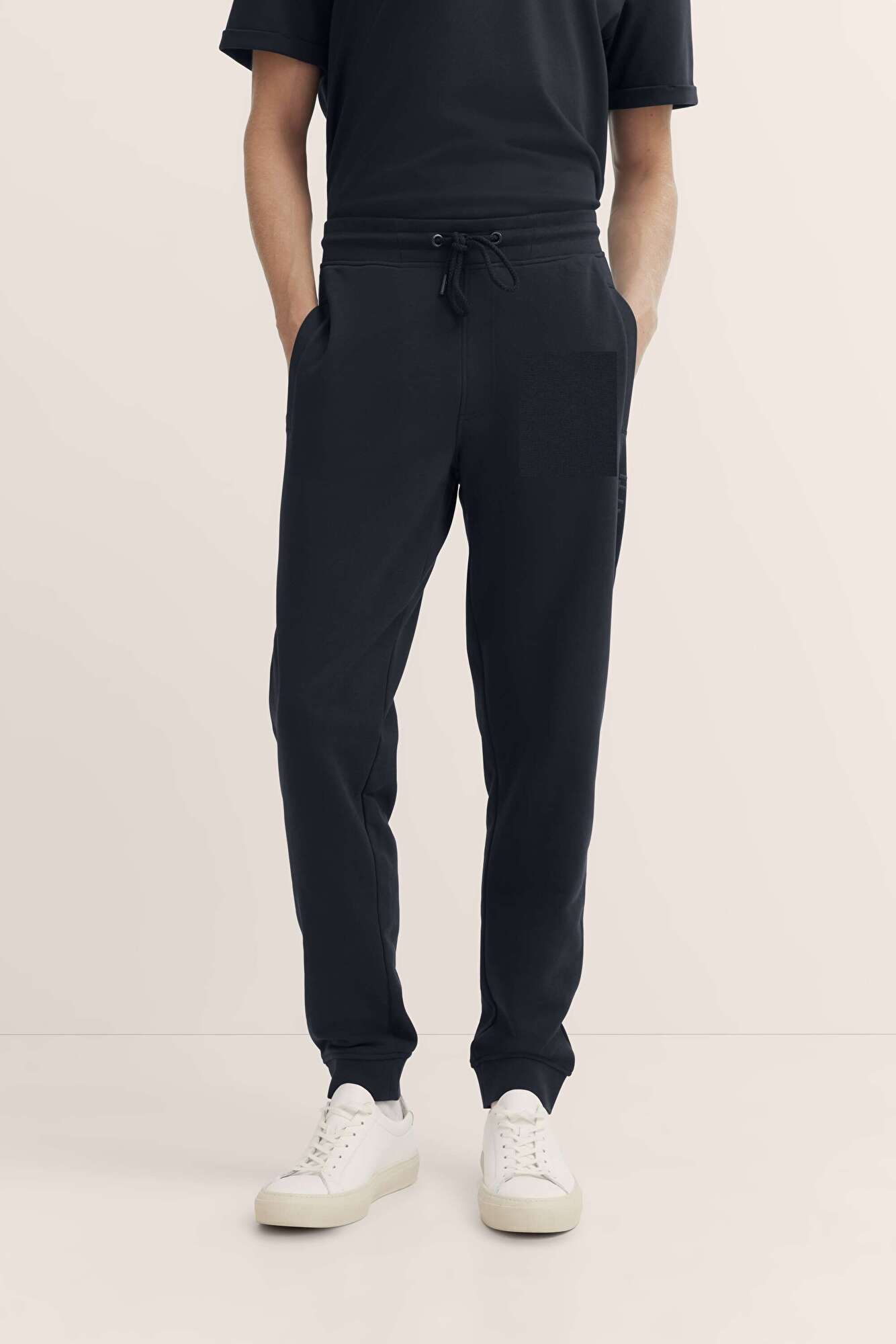 Sweat trousers with side pockets in navy - View: Model front