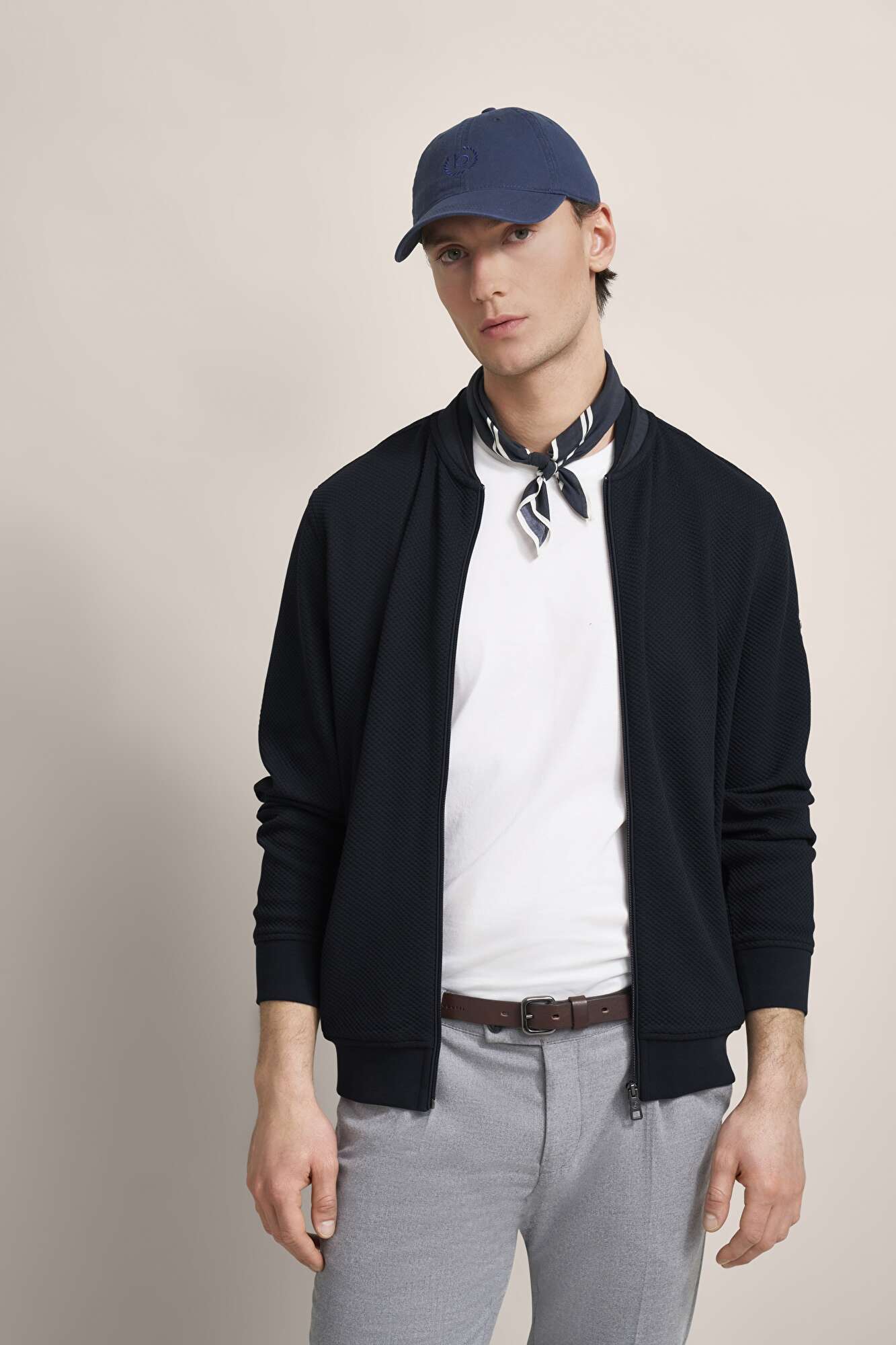 Sweatjacke mit Collegekragen in marine - Ansicht: Model Front