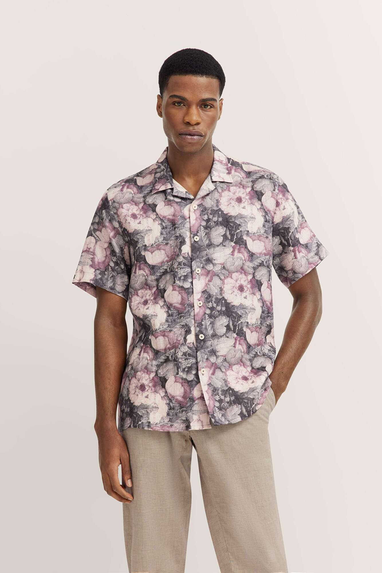 Shirt mit Blumenmuster in braun - Ansicht: Model Front