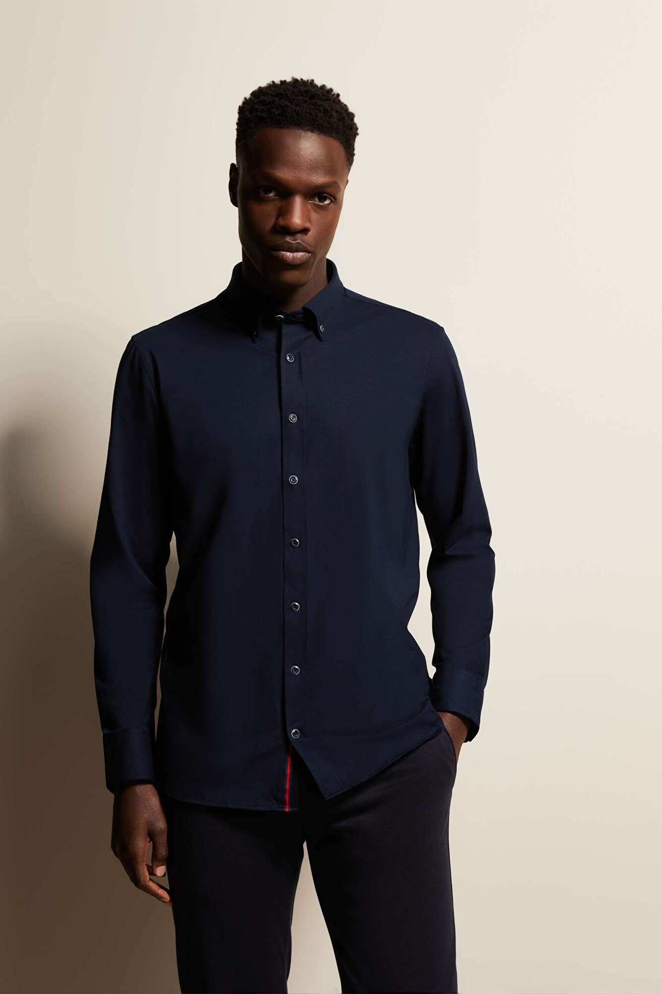 Long-sleeved shirt With elastane in navy - View: Model front