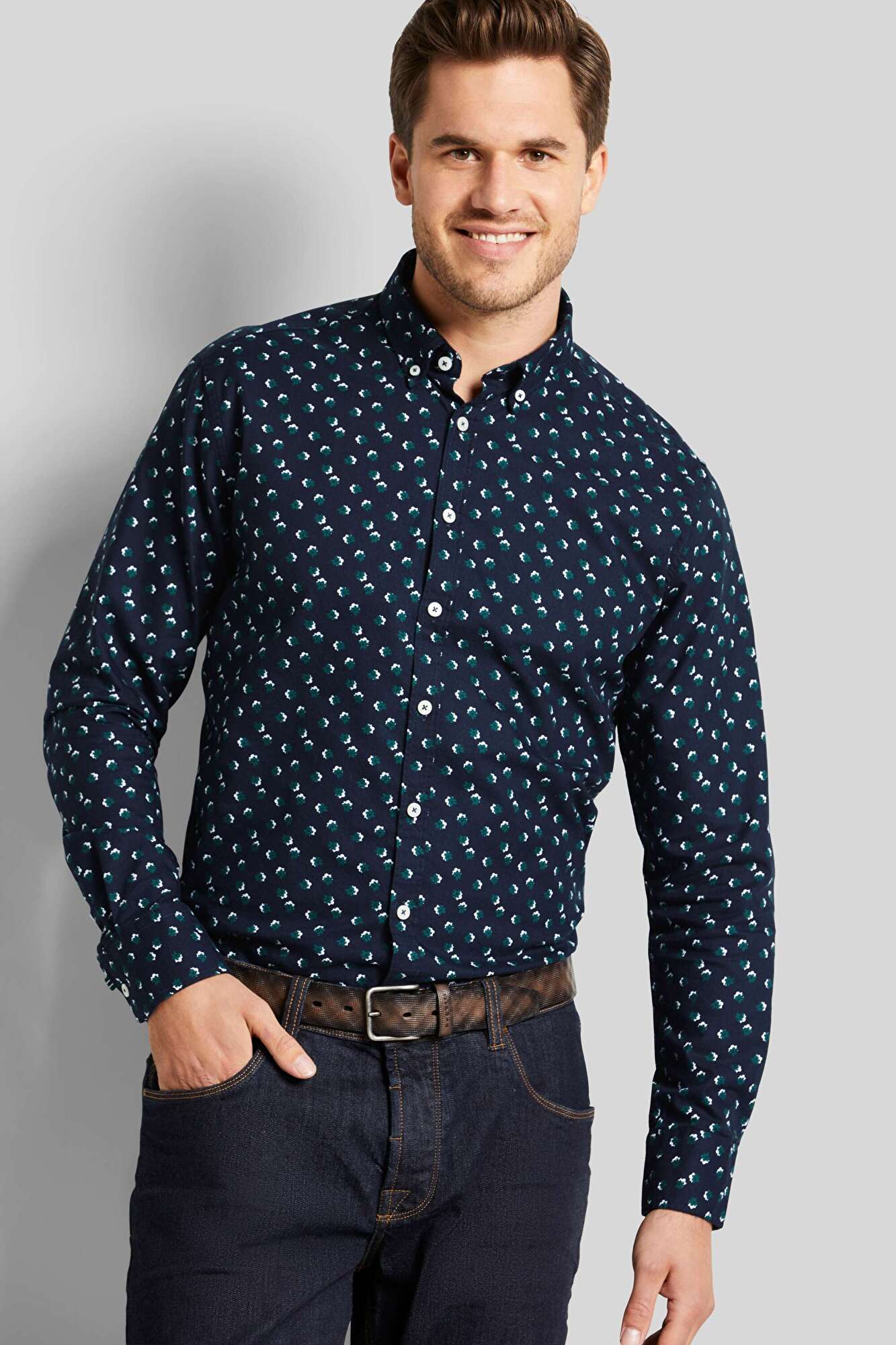 Oxford shirt with floral print in navy - View: Model front