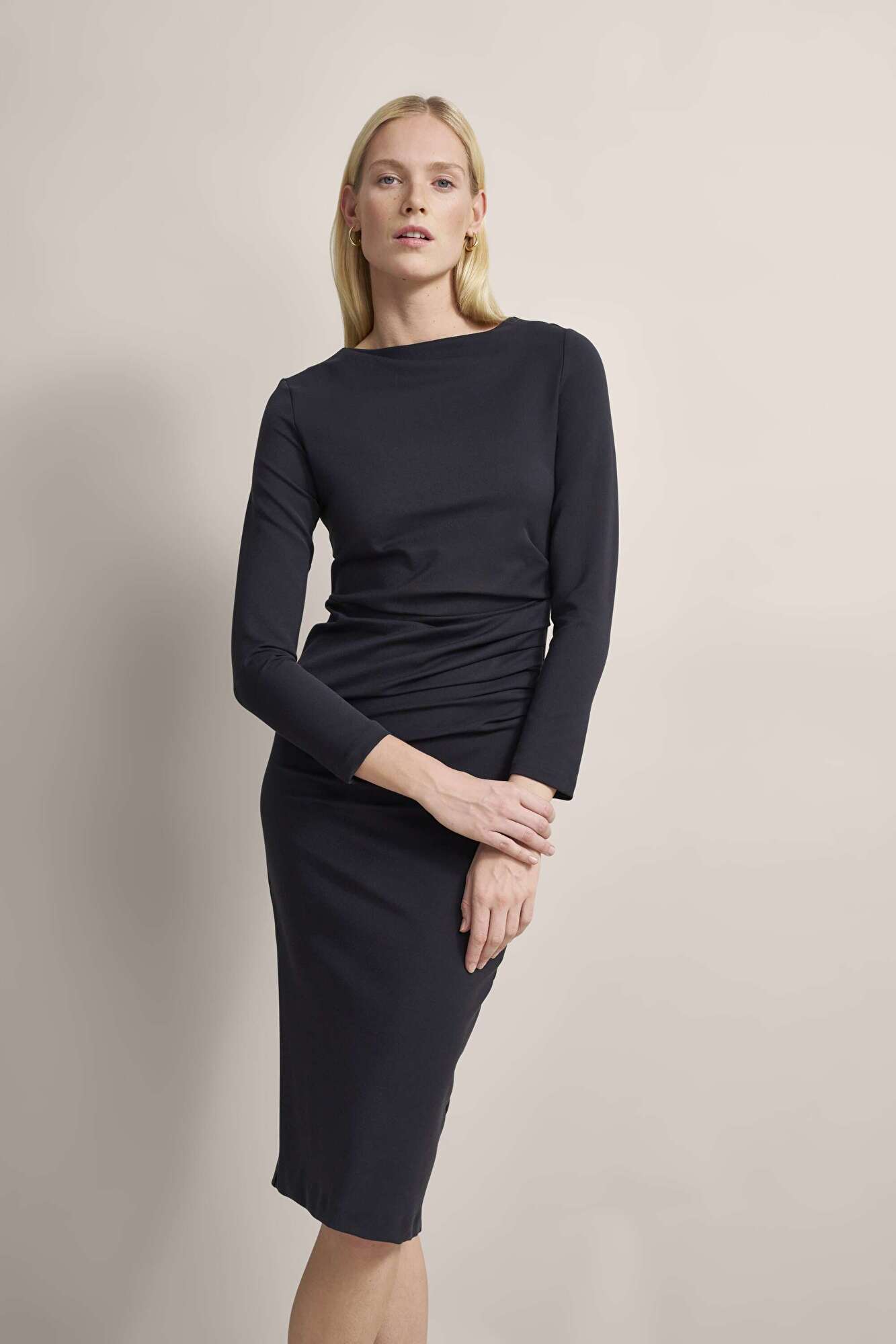 Kleid mit femininen Raffungen in schwarz - Ansicht: Model Front