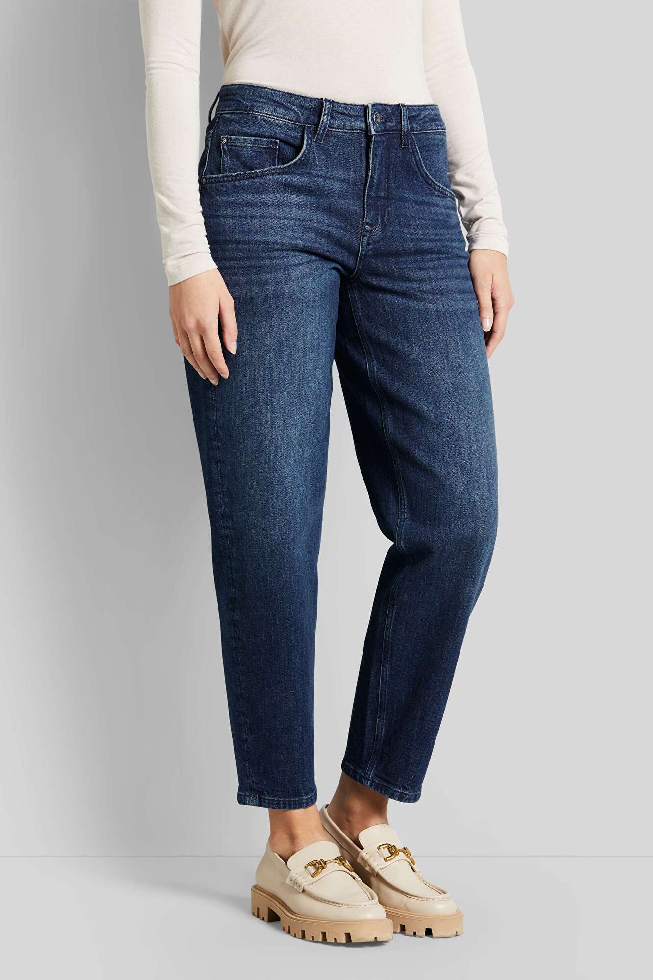 Jeans mit lockerem Schnitt in marine - Ansicht: Model Front