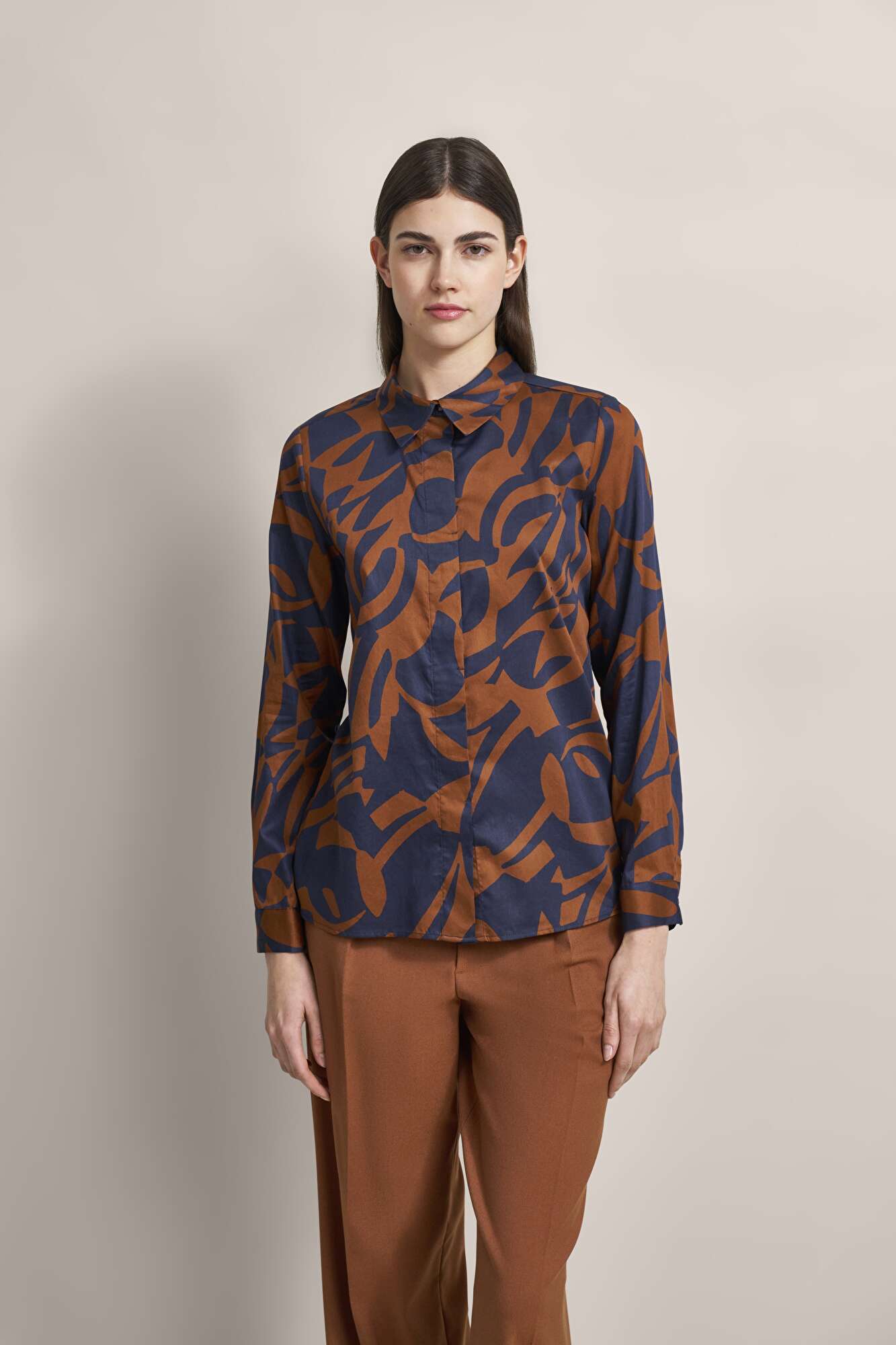 Freizeitbluse mit grafischem Print in marine - Ansicht: Model Front