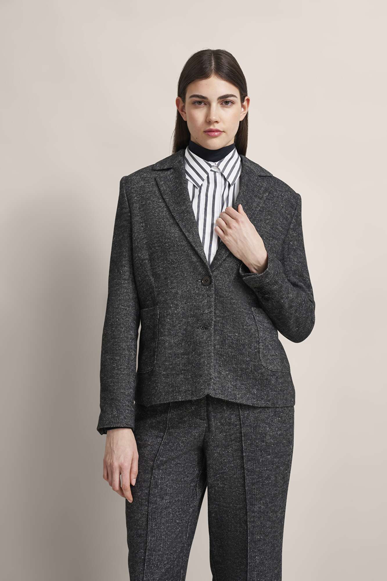 Blazer aus feinem Woll-Mix in schwarz - Ansicht: Model Front