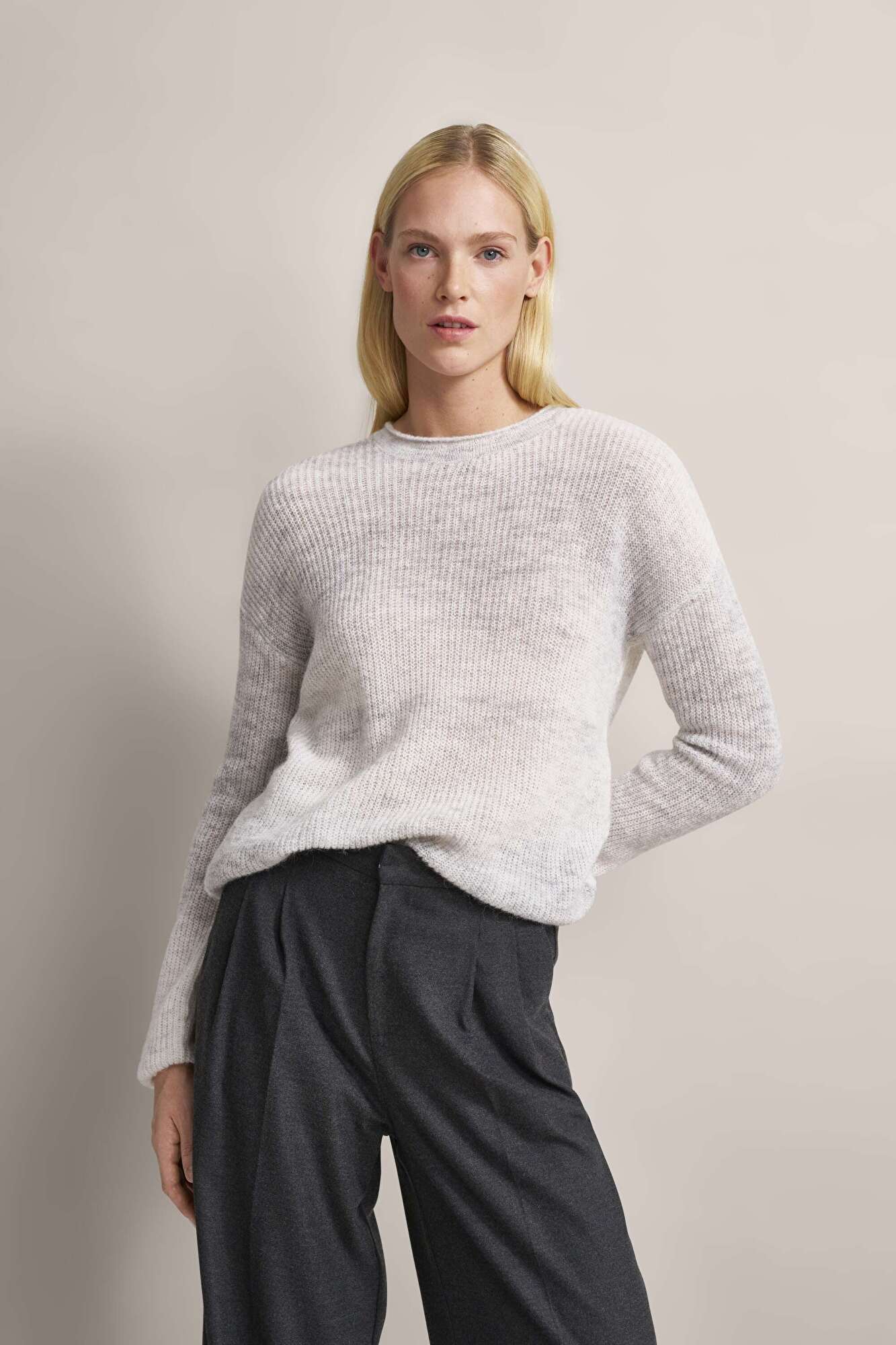 Pullover mit dezentem Farbverlauf in grau - Ansicht: Model Front