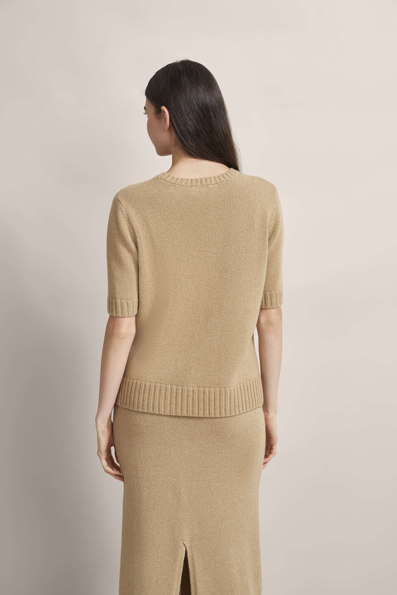 Pullover mit kurzem Arm in beige - Ansicht: Model Back