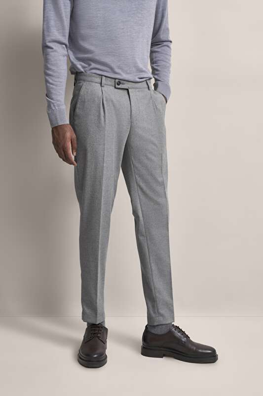 Bundfaltenhose mit Modern-Flanell-Soft-Touch in grau - Ansicht: Model Front