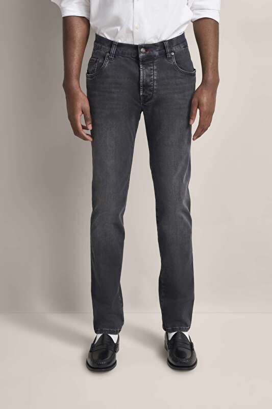 Jeans besonders bequem in grau - Ansicht: Model Front