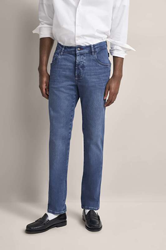 Jeans besonders bequem in blau - Ansicht: Model Front