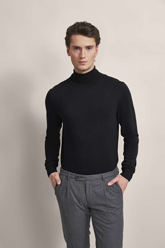 Rollkragenpullover aus 100 % Merinowolle in schwarz - Ansicht: Model Front