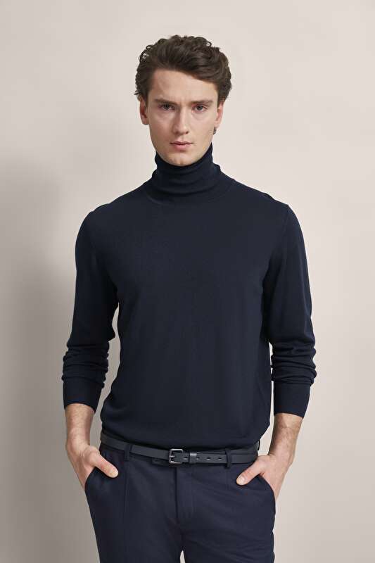 Rollkragenpullover aus 100 % Merinowolle in marine - Ansicht: Model Front