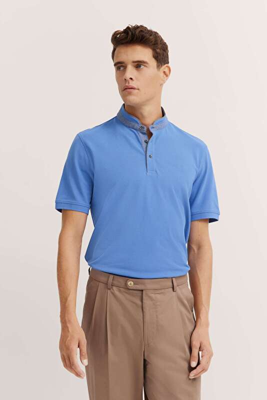 Polo mit Stehkragen in blaugrau - Ansicht: Model Front