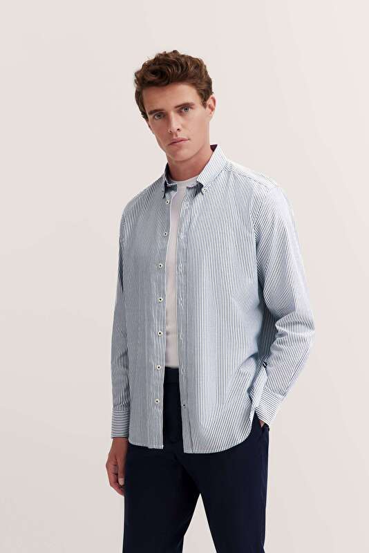 Oxford Shirt in Streifenoptik in marine - Ansicht: Model Front