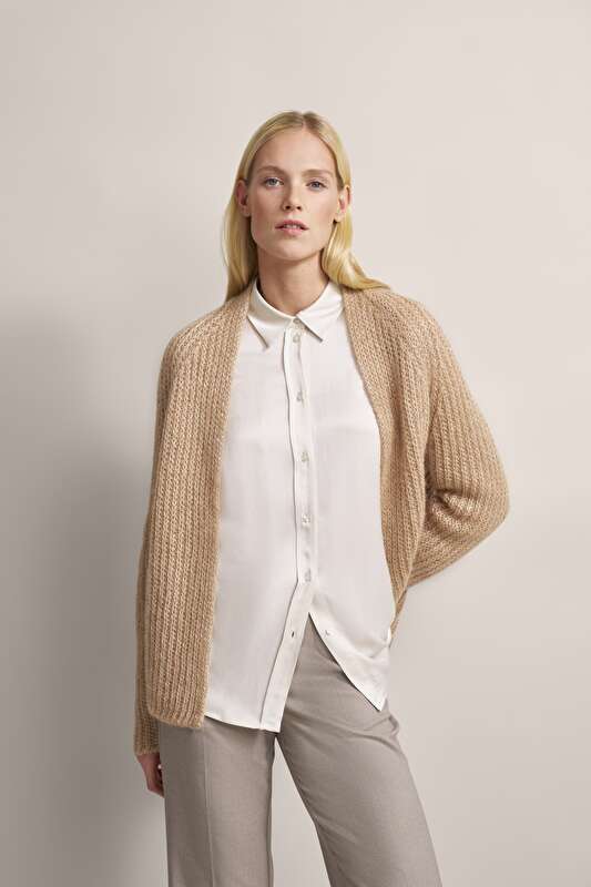 Cardigan im Two-tone-Patentstrick in beige - Ansicht: Model Front