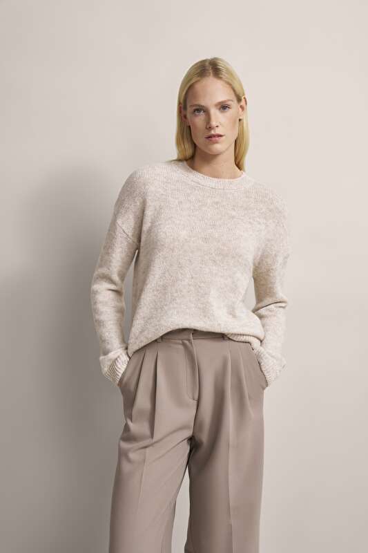 Rundhalspullover aus Alpaka-Wollmischung in beige - Ansicht: Model Front