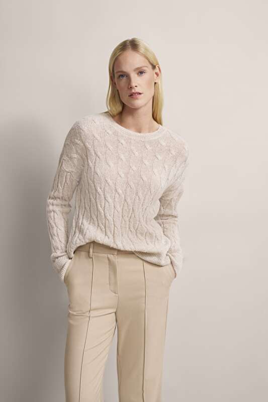 Pullover mit Zopfmuster in beige - Ansicht: Model Front